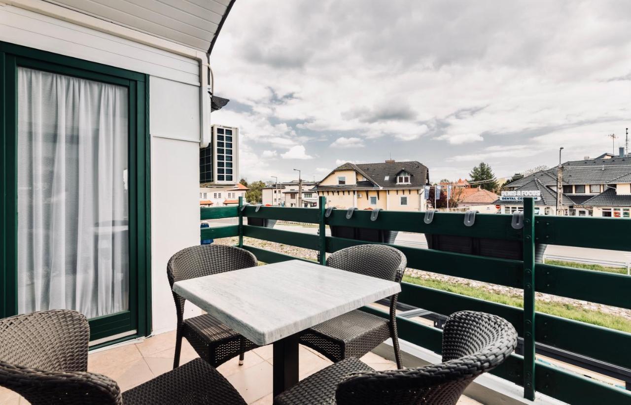 Monarchia Apartman Grand Mosonmagyaróvár Buitenkant foto